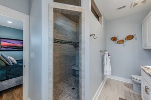 Haartrockner, Handtücher, Seife, Toilettenpapier