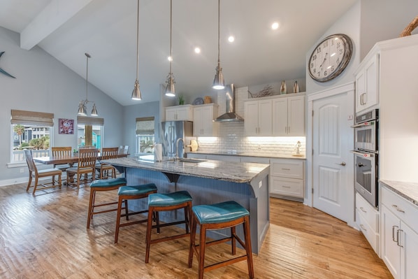 Microwave, oven, stovetop, dishwasher - 4/4. Pool & Golf Cart. 1st Floor Master Suite. 2 Masters Up, Boat Parking.
(Port Aransas)