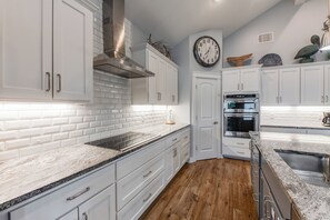 Microwave, oven, stovetop, dishwasher - 4/4. Pool & Golf Cart. 1st Floor Master Suite. 2 Masters Up, Boat Parking.
(Port Aransas)