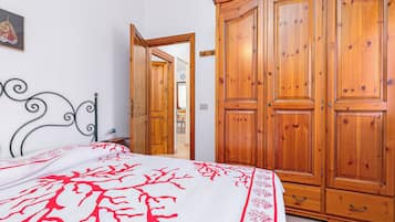 2 slaapkamers, een strijkplank/strijkijzer, beddengoed