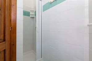 Douche, sĂšche-cheveux, serviettes fournies