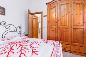 2 slaapkamers, een strijkplank/strijkijzer, beddengoed