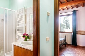 Een douche, een haardroger, handdoeken