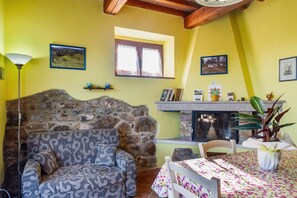Interior - Apartment 'Granaio' with Shared Garden, Wi-Fi and Air Conditioning (Magliano in Toscana)