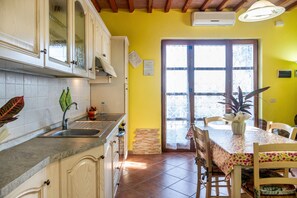 Fridge, oven, stovetop, coffee/tea maker