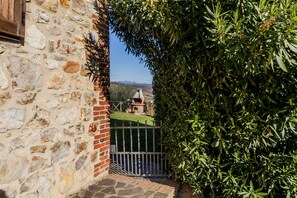 Property grounds - Apartment 'Granaio' with Shared Garden, Wi-Fi and Air Conditioning (Magliano in Toscana)