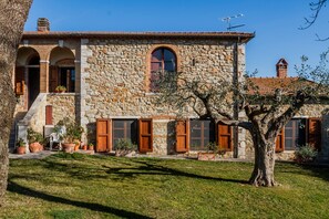Exterior - Apartment 'Granaio' with Shared Garden, Wi-Fi and Air Conditioning (Magliano in Toscana)