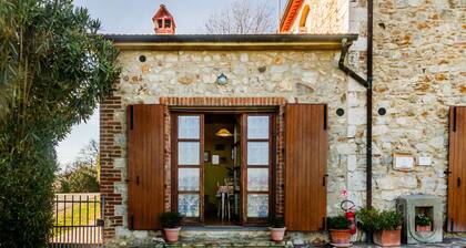 Apartment 'Granaio' with Shared Garden, Wi-Fi and Air Conditioning