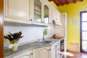 Fridge, oven, stovetop, coffee/tea maker - Apartment 'Granaio' with Shared Garden, Wi-Fi and Air Conditioning (Magliano in Toscana)