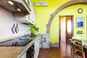 Frigorifero, forno, piano cottura, macchina per tè/caffè