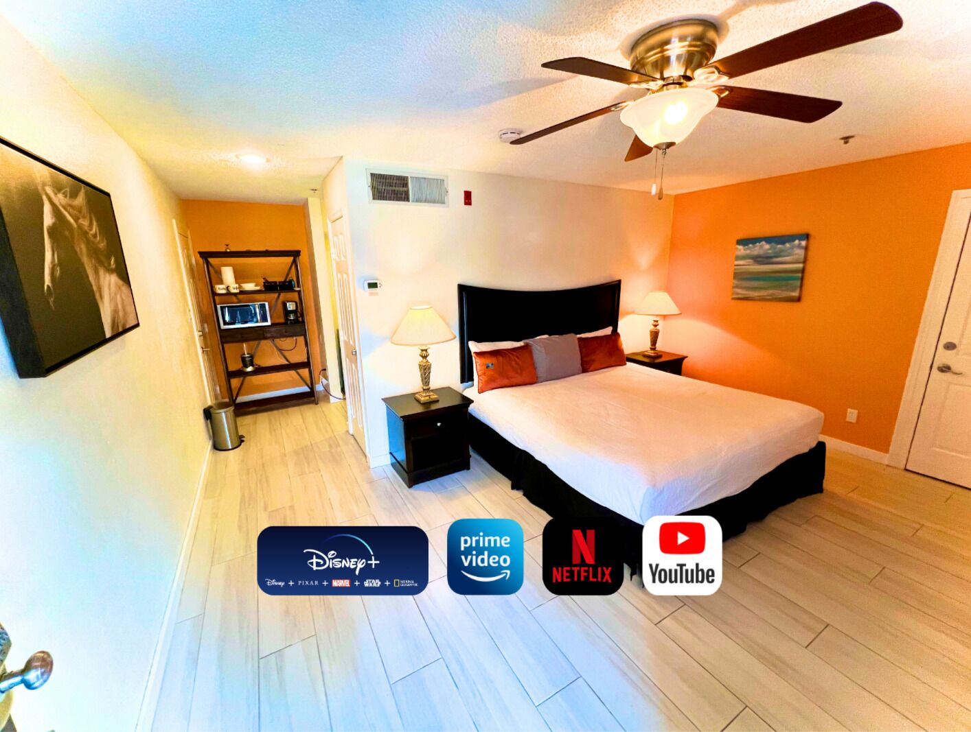 1 soverom, skrivebord, strykejern/-brett og reiseseng for barn