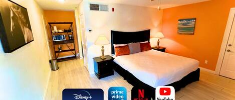 1 soverom, skrivebord, strykejern/-brett og reiseseng for barn