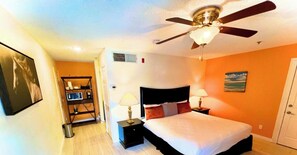 1 quarto, escrivaninha, ferros/tábuas de passar roupa, berço de viagem