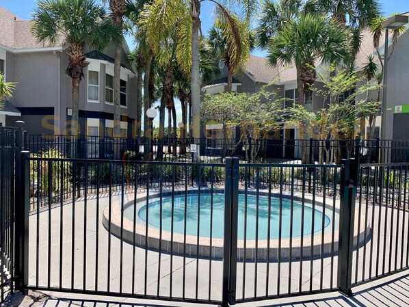 Una piscina al aire libre, una piscina climatizada