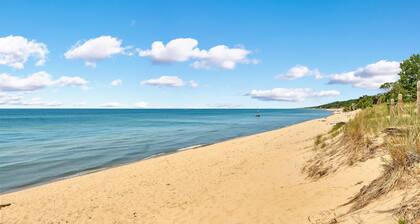 Bright & Beautiful - Family-Friendly, Newly Renovated, Steps to the Shore!