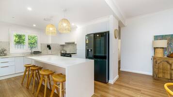 Frigorífico, microondas, horno y placa de cocina