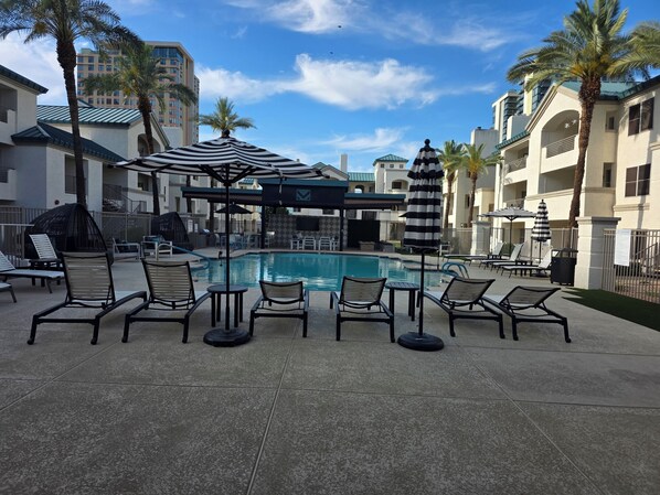 Lämmitetty uima-allas