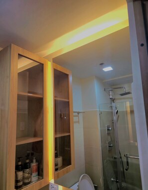 Shower, bidet, towels, soap - Cozy Retreat 1-bedroom unit with pool and balcony in Mall of Asia (MOA) (Pasay)