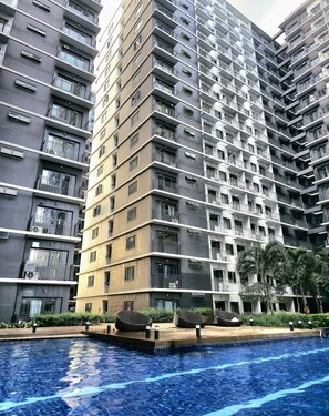 Exterior - Cozy Retreat 1-bedroom unit with pool and balcony in Mall of Asia (MOA) (Pasay)