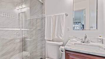 Douche, séchoir à cheveux, serviettes fournies, savon