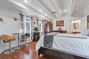 1 dormitorio, tabla de planchar con plancha, wifi y ropa de cama