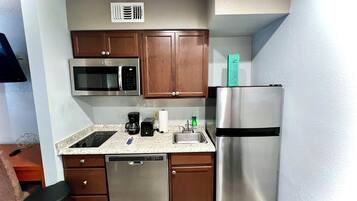 Réfrigérateur, micro-ondes, plaque de cuisson, lave-vaisselle