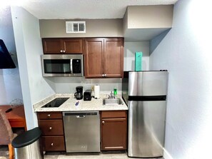 Fridge, microwave, stovetop, dishwasher - King Bed First Floor Family Condo Disney Universal (Kissimmee)