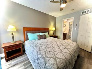 1 habitación, escritorio, tabla de planchar con plancha y cuna de viaje