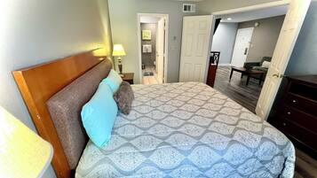 1 chambre, bureau, fer et planche Ă repasser, lit parapluie