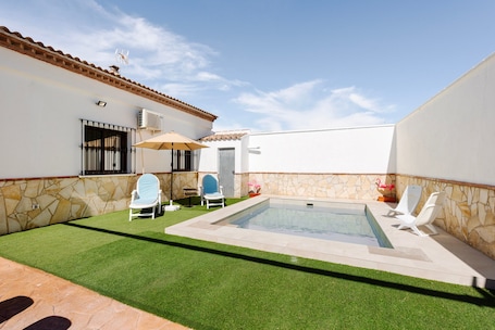 Pool. Holiday Home 'Miró' with Mountain Views, Private Pool, Wi-Fi and Air Conditioning