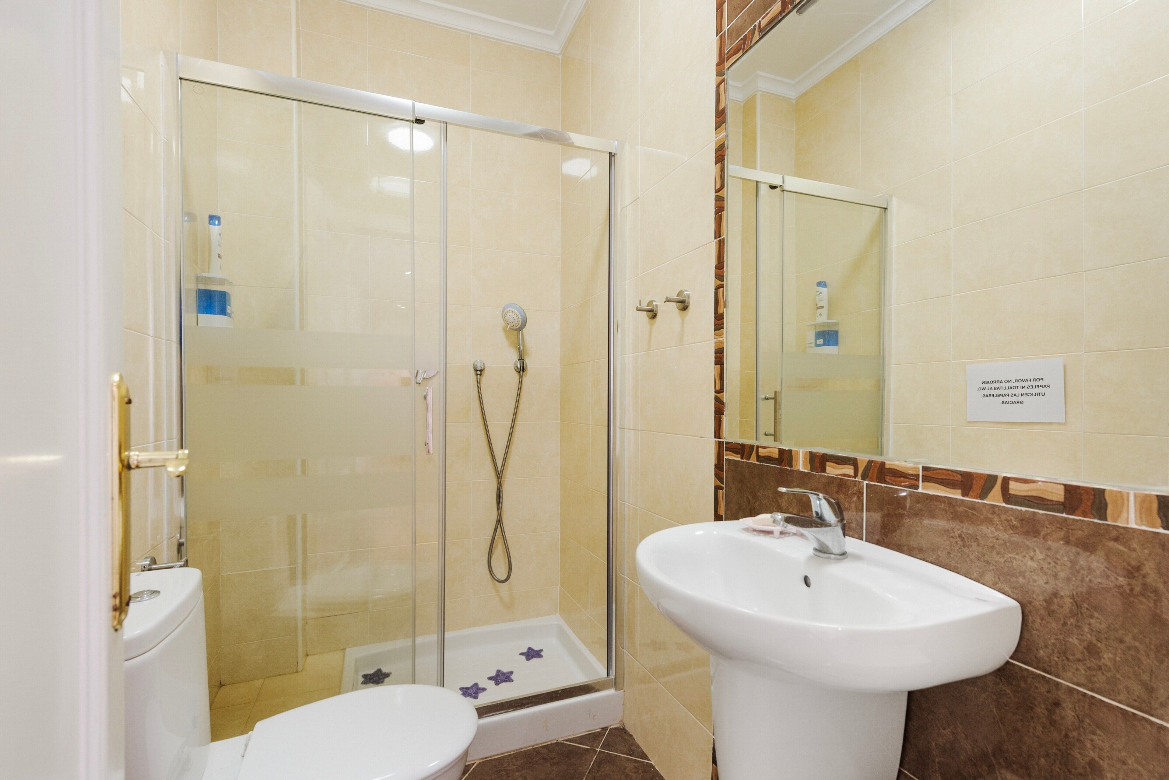 Een douche, een haardroger, handdoeken