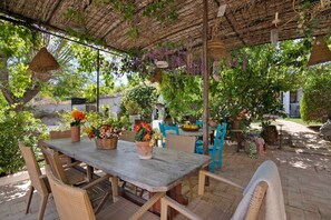 Outdoor dining - Apartment 'Casa De Mondo - Blue Room' with Shared Pool, Wi-Fi and Air Conditioning (Boliqueime)