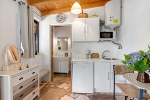Refrigerador, microondas, tetera eléctrica y tostadora 