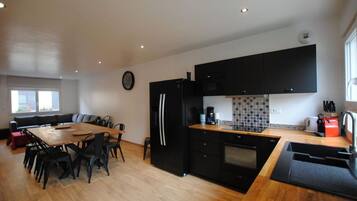 Mikrowelle, Ofen, Geschirrspüler, Hochstuhl