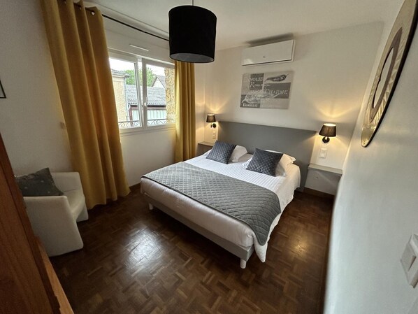 Travel cot, free WiFi, bed sheets