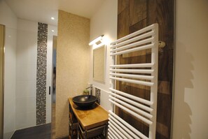 Shower, towels