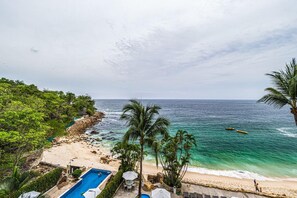 Plage, chaises longues, serviettes de plage
