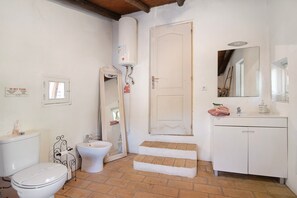 Een douche, een haardroger, handdoeken