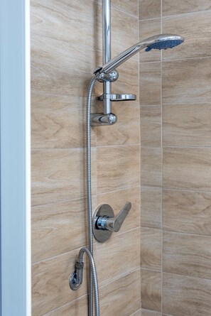 Dusche, Haartrockner, Bidet, Handtücher