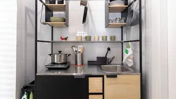 Kühlschrank, Mikrowelle, Herdplatte, Wasserkocher mit Kaffee-/Teezubehör