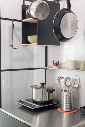 Réfrigérateur, four à micro-ondes, surface de cuisson, cafetière-théière