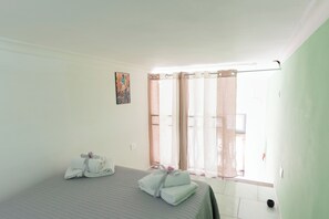 2 chambres, fer et planche à repasser, lit de bébé portatif