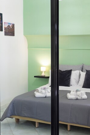 2 chambres, fer et planche à repasser, lit de bébé portatif