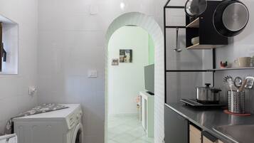 Kühlschrank, Mikrowelle, Herdplatte, Wasserkocher mit Kaffee-/Teezubehör