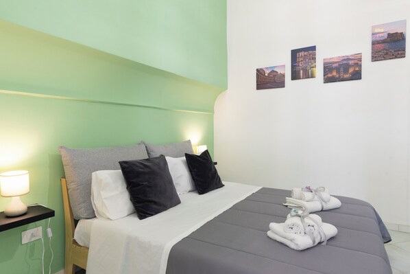 2 chambres, fer et planche à repasser, lit de bébé portatif