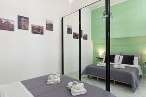 2 chambres, fer et planche à repasser, lit de bébé portatif
