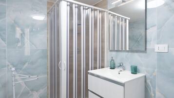 Dusche, Haartrockner, Bidet, Handtücher
