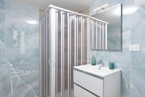 Douche, sèche-cheveux, bidet, serviettes fournies
