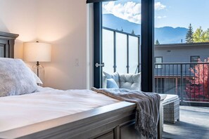 4 bedrooms, desk, WiFi, bed sheets