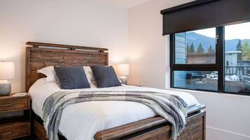 4 bedrooms, desk, WiFi, bed sheets